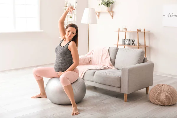 Bela Mulher Grávida Desportiva Formação Casa — Fotografia de Stock