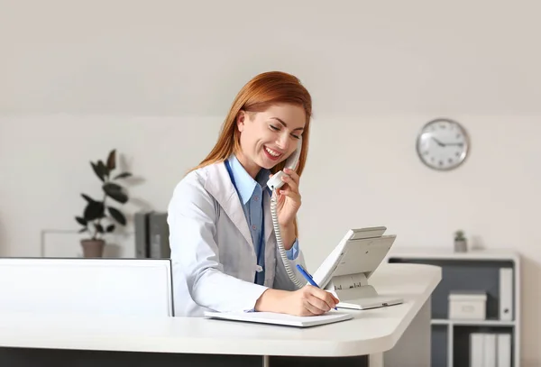 Female Medical Assistant Working Clinic — Stock Photo, Image