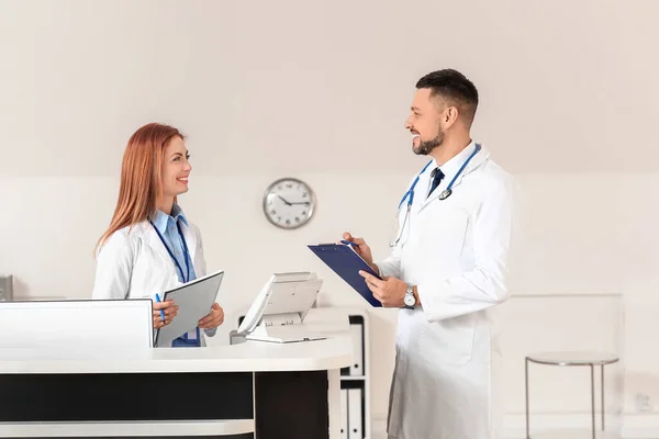 Female Medical Assistant Doctor Working Clinic — Stock Photo, Image