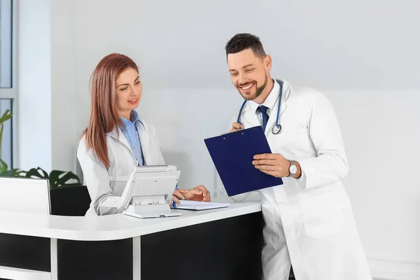 Female Medical Assistant Doctor Working Clinic — Stock Photo, Image