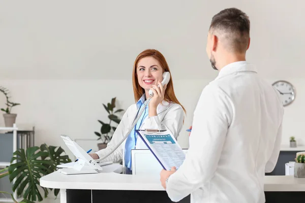 Female Medical Assistant Doctor Working Clinic — Stock Photo, Image