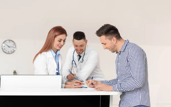 Assistente Médica Feminina Com Paciente Médica Clínica — Fotografia de Stock