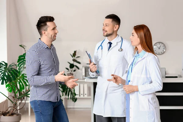 Médecins Avec Patient Dans Hall Clinique — Photo