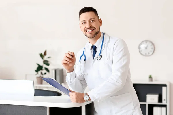 Mužský Doktor Recepce Klinice — Stock fotografie