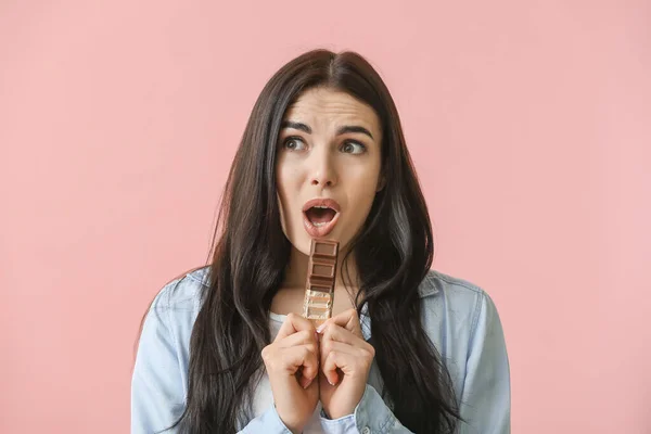 Mooie Jonge Vrouw Met Chocolade Kleur Achtergrond — Stockfoto