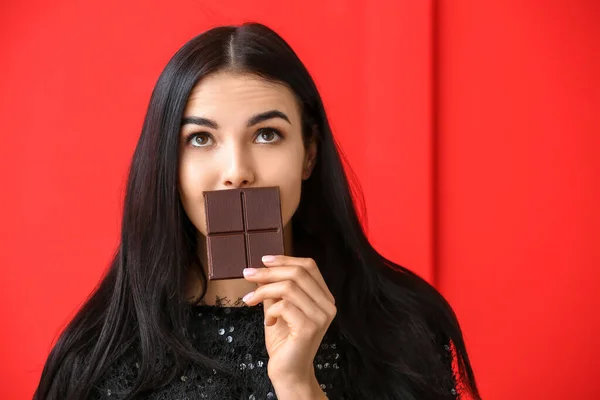 Schöne Junge Frau Mit Schokolade Auf Farbigem Hintergrund — Stockfoto