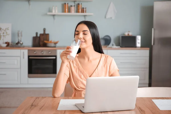 Beautiful Young Woman Laptop Drinking Milk Kitchen — Stock Photo, Image