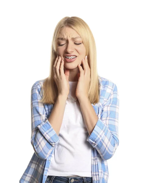 Femme Stressée Avec Des Appareils Dentaires Sur Fond Blanc — Photo