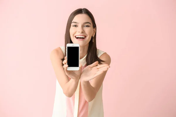 Šťastná Mladá Žena Mobilním Telefonem Barevném Pozadí — Stock fotografie