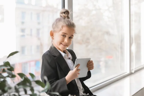 Kleine Zakenvrouw Met Tablet Computer Kantoor — Stockfoto