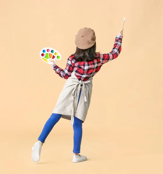 Renkli Arka Planda Sevimli Küçük Sanatçı — Stok fotoğraf