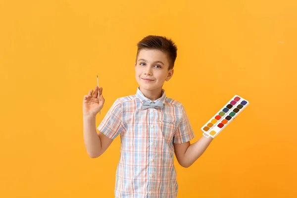 Lindo Pequeño Artista Sobre Fondo Color — Foto de Stock