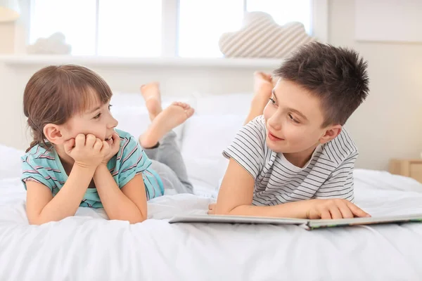 Little Children Reading Bedtime Story Home — Stock Photo, Image