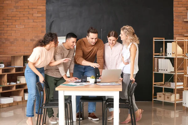 Male Interior Designer Teaching Young People Office — Stock Photo, Image