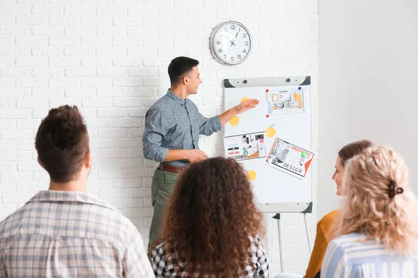 Male Interior Designer Teaching Young People Office — Stock Photo, Image