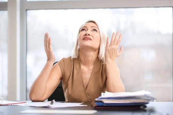 Triste Demitido Mulher Madura Escritório — Fotografia de Stock