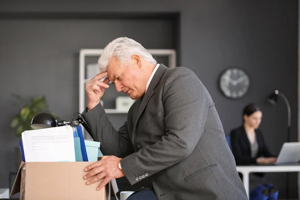 Triste Viré Homme Mûr Avec Des Choses Personnelles Dans Bureau — Photo