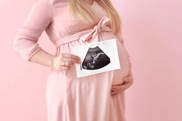 美しいです妊娠中の女性とともにSonogramイメージ上の色の背景 — ストック写真