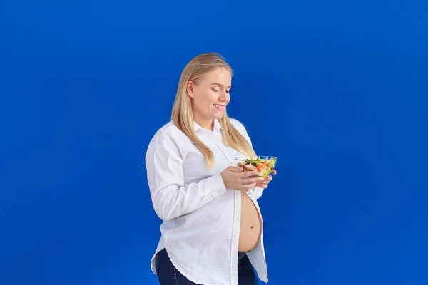 Beautiful Pregnant Woman Salad Color Background — Stock Photo, Image