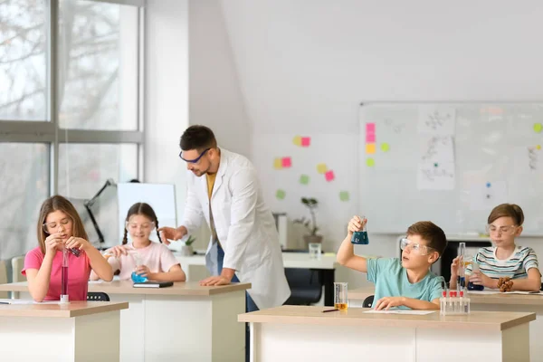 Profesor Llevando Cabo Lección Química Clase — Foto de Stock