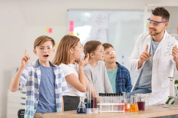 Leraar Dirigeer Chemie Les Klaslokaal — Stockfoto