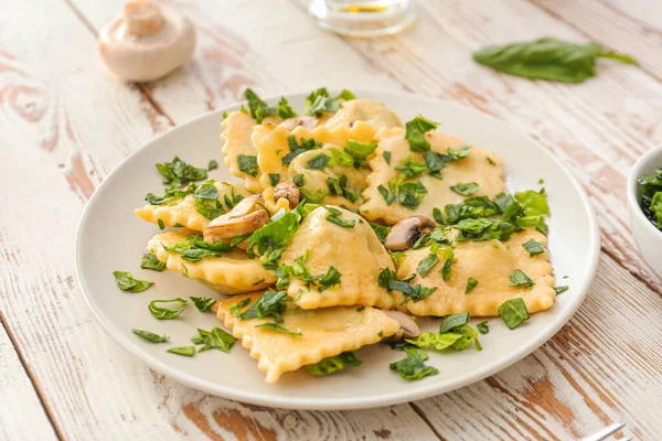 Placa Com Ravioli Saboroso Mesa — Fotografia de Stock