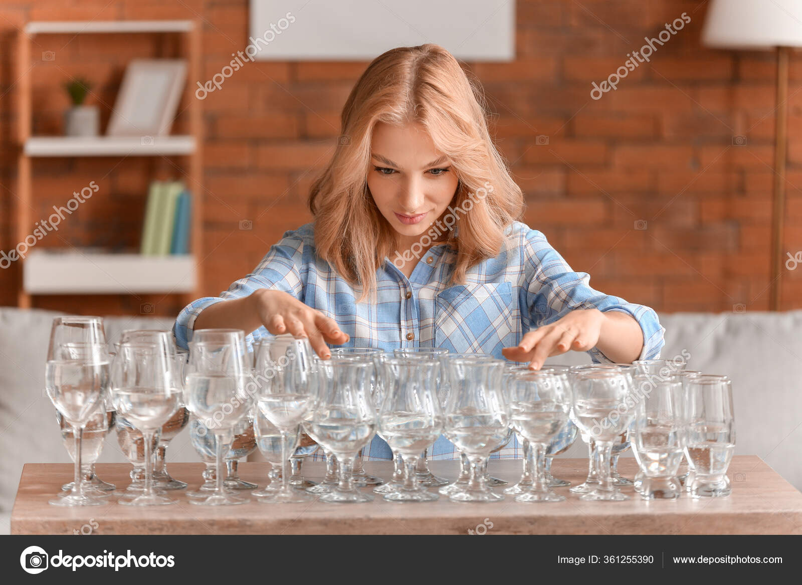 spille klaver Kompliment Hates Young Woman Playing Music Glasses Water Home Stock Photo by ©serezniy  361255390