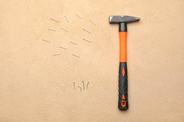 Renkli arka planda çiviler olan inşaatçının çekici