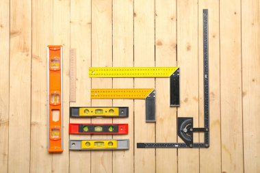Ahşap arka planda yapıcı yöneticiler