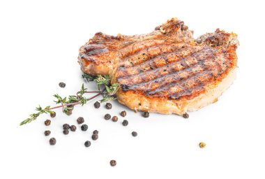 Beyaz arka planda baharatlı domuz bifteği.