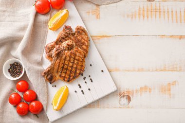 Masada pişmiş domuz bifteği var.