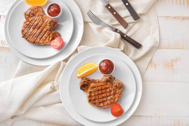 Pişmiş domuz eti ve soslu tabaklar.