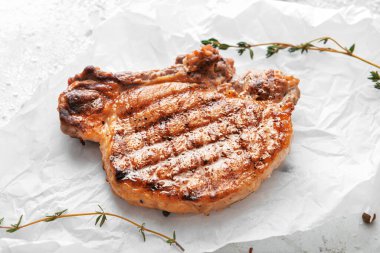 Pişmiş domuz eti ve parşömen üzerindeki baharatlar.