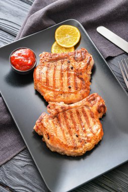 Pişmiş domuz bifteği ve soslu tabak.