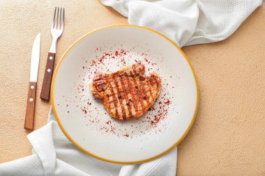 Pişmiş domuz bifteği ve rengarenk baharatlı tabak.