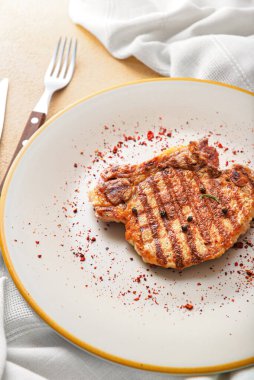 Pişmiş domuz bifteği ve baharatlı tabak.