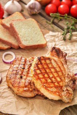 Pişmiş domuz bifteği ve ekmek.