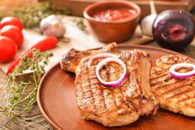 Tabakta pişmiş domuz bifteği, yakın plan.