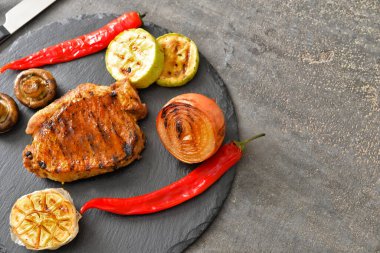 Tahta tabakta domuz eti ve sebze.