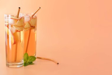 Renkli buzlu çay bardakları