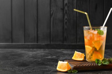 Koyu arkaplanda bir bardak lezzetli soğuk çay.