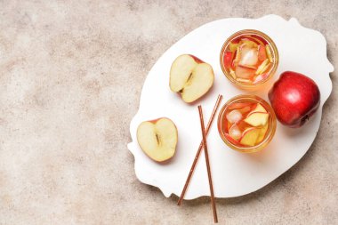 Gri arkaplanda lezzetli soğuk çay bardakları