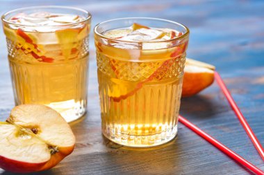 Renkli ahşap arka planda bir bardak lezzetli buzlu çay.