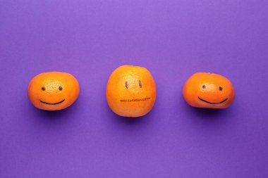 Renkli arka planda mutlu olanlar arasında tarafsız bir turunçgil meyvesi. Depresyon kavramı