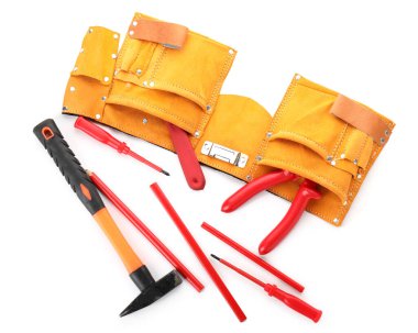 Beyaz arka planda inşaatçı malzemeleri seti