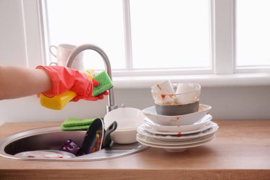 kadın mutfakta bulaşık yıkama