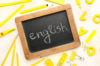 Beyaz arkaplan üzerinde ENGLISH ve kırtasiye yazı tahtası