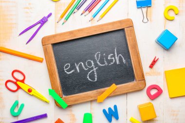 Beyaz arkaplan üzerinde ENGLISH ve kırtasiye yazı tahtası