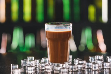 Koyu arkaplanda buzlu kahve.