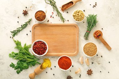 Beyaz arkaplanda tahtası olan farklı baharatlar